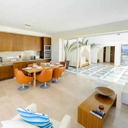 Luxury Bay View 28 Right On The Holiday home
